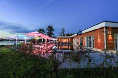 Ferienwohnung - Apartments im MAREMÜRITZ Yachthafen Resort & Spa / Fortuna Suite Landseite 2 Personen und 1 Kind 3-15 Jahre - Ferienunterkunft in Waren (Müritz) (3 Personen)