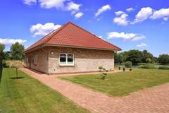 Ferienwohnung - Große Ferienwohnung für 6 Personen mit Terrasse - Ferienunterkunft in Westerholt (6 Personen)
