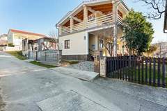Ferienhaus - Lovely apartment Katarina - Ferienunterkunft in Jasenice (4 Personen)