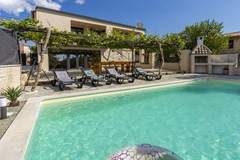 Ferienhaus - Ferienunterkunft in Zminj (5 Personen)