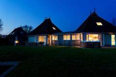 Ferienhaus - Grand Sechstjin Wellness de luxe met sauna buitenspa & sloep - Ferienhaus in Earnewald (16 Personen)