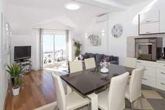 Ferienwohnung - Apartments Isabora - Comfort Three-Bedroom Apartment with Balcony and Sea View (Second Floor) - Ferienunterkunft in Dubrovnik (5 Personen)