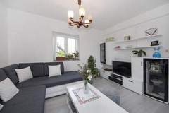 Ferienwohnung - Apartment Villa DD - Four Bedroom Apartment With Terrace Sea View (ST) - Ferienunterkunft in Supetar (9 Personen)
