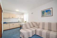 Ferienwohnung - Apartments Batinic - One Bedroom Apartment with Terrace (ST) - Ferienunterkunft in Supetar (2 Personen)