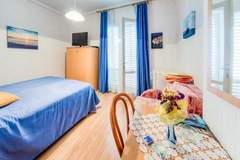 Ferienwohnung - Guest House Villa Nina- Superior Triple Room with Balcony and Sea View (S2 - plava) - Ferienunterkunft in Mlini (3 Personen)
