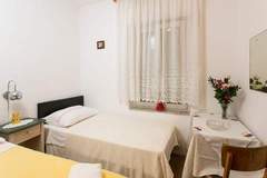 Ferienwohnung - Guest House Kusalo-  Basic Triple Room with Patio (Soba 3) - Ferienunterkunft in Dubrovnik (3 Personen)
