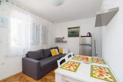 Ferienwohnung - Apartments Natasa- One Bedroom Apartment with Terrace(A2) - (ST) - Ferienunterkunft in Supetar (2 Personen)