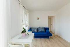 Ferienwohnung - Color Apartments - Standard One-Bedroom Apartment with Terrace and Partial Sea View (Red) - Ferienunterkunft in Mlini (4 Personen)