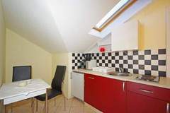 Ferienwohnung - Apartments Villa Rose - Economy Studio with Sea View and shared  Terrace (A3 crveni) - Ferienunterkunft in Sumartin (3 Personen)
