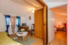 Ferienwohnung - Apartments Roda - One Bedroom Apartment with Terrace (Mira) - (ST) - Ferienunterkunft in Supetar (4 Personen)