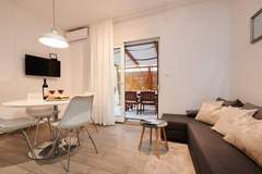 Ferienwohnung - Apartment Boris (ST) - Two Bedroom Apartment with Terrace and Jacuzzi - Ferienunterkunft in Trogir (5 Personen)