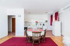 Ferienwohnung - Apartment Iris (ST) - Two Bedroom Apartment with Balcony and Sea View - Ferienunterkunft in Split (4 Personen)