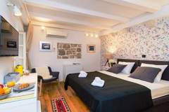 Ferienwohnung - Art Home Arthur - Deluxe Double or Twin Room with Street View (1) 1st Floor - Ferienunterkunft in Dubrovnik (2 Personen)