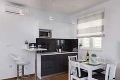 Ferienwohnung - Amorino of Dubrovnik Apartments - Studio Apartment with Terrace and Sea View (Apartment Lavanda) - Ferienunterkunft in Dubrovnik (4 Personen)