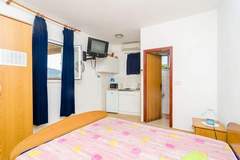 Ferienwohnung - Apartments Rašica Molunat - Studio Apartment with Terrace and Sea View (Apartment 16) - Ferienunterkunft in Molunat (2 Personen)
