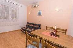 Ferienwohnung - Apartments Mastelić - One Bedroom Apartment with Balcony and Sea View br.1 - Ferienunterkunft in Trogir (4 Personen)