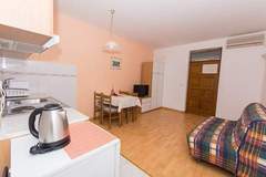 Ferienwohnung - Apartments Mastelić - One Bedroom Apartment with Balcony and Sea View br.2 - Ferienunterkunft in Trogir (4 Personen)