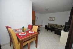 Ferienwohnung - Apartments Villa Moonlight - One Bedroom Apartment with Sea View Terrace and Balcony (Mia) - Ferienunterkunft in Okrug Gornji (4 Personen)