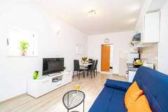 Ferienwohnung - Apartments Blažević - One Bedroom Apt with Terrace - Ferienunterkunft in Mlini (4 Personen)