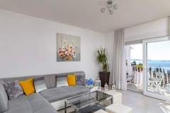 Ferienwohnung - Apartments Blažević - Two Bedroom Apt with  Hot Tub - Ferienunterkunft in Mlini (6 Personen)