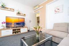 Ferienwohnung - Apartments Blažević - Comfort Two Bedroom Apt with Hot Tub and Sea View - Ferienunterkunft in Mlini (5 Personen)
