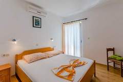 Ferienwohnung - Villa Kosa - Room with Balcony and sea View (Soba 2-Mira) - Ferienunterkunft in Brela (2 Personen)