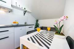 Ferienwohnung - Apartment Marilyn - Two Bedroom Apartment with Terrace and Partial Sea View - Ferienunterkunft in Dubrovnik (4 Personen)