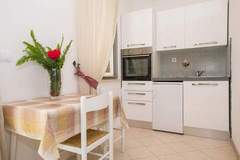 Ferienwohnung - Apartments Vidak - Studio Apartment with Terrace and Sea View - (A2) - Ferienunterkunft in Molunat (2 Personen)