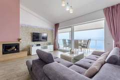 Ferienwohnung - Apartments Hope (Dugi Rat) - Three-Bedroom Apartment with Jacuzzi and Terrace with Sea View - Ferienunterkunft in Dugi Rat (7 Personen)