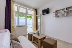 Ferienwohnung - Apartments Hope (Dugi Rat) - Standard One-Bedroom Apartment with Terrace and Sea View (A3) - Ferienunterkunft in Dugi Rat (4 Personen)