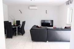 Ferienwohnung - Villa Tonika -Two Bedroom Apartment with Terrace ( A1 ) - Ferienunterkunft in Povlja (4 Personen)