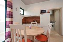 Ferienwohnung - Apartments Vujina - Comfort Studio Apartment with Terrace 3 (Luka) - Ferienunterkunft in Kastel Stafilic (4 Personen)