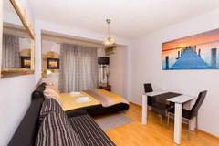 Ferienwohnung - Villa Stil - One Bedroom Apartment with Balcony and Sea View 104 (Luxsor) - Ferienunterkunft in Okrug Gornji (4 Personen)