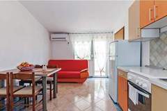 Ferienwohnung - Apartments Hak - One Bedroom Apartment with Terrace and Sea view (A2) - Ferienunterkunft in Vir (4 Personen)
