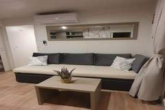 Ferienhaus, Wohnmobil - Mobile Homes Karlo & Dino -  Two Bedroom Mobile Home with Terrace - Dino - Ferienunterkunft in Pula (5 Personen)