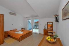 Ferienwohnung - Apartments Villa Juric - Studio with Balcony (Žuti 1) - Ferienunterkunft in Baska Voda (2 Personen)