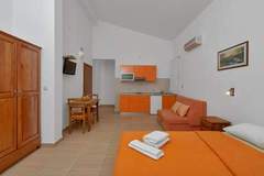 Ferienwohnung - Apartments Villa Juric- Studio Apartment (Žuti 3) - Ferienunterkunft in Baska Voda (3 Personen)