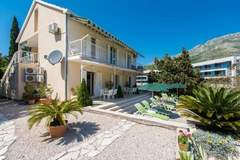 Ferienwohnung - Apartments & Rooms Jokovic-Comfort Studio Apartment with Terrace and Partial Sea View (SOBA 1) - Ferienunterkunft in Srebreno (3 Personen)