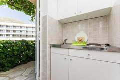 Ferienwohnung - Apartments & Rooms Jokovic-Standard Studio Apartment with Terrace and Partial Sea View (SOBA 2) - Ferienunterkunft in Srebreno (2 Personen)