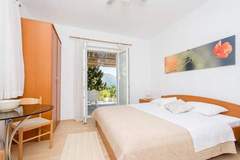 Ferienwohnung - Apartments & Rooms Jokovic-Double Room with Terrace and Partial Sea View (SOBA 4) - Ferienunterkunft in Srebreno (2 Personen)