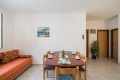 Ferienwohnung - Apartments Pinija - Three Bedroom Apartment with Terrace (A0) - (ST) - Ferienunterkunft in Supetar (6 Personen)