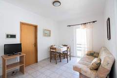Ferienwohnung - Apartments Pinija - Standard Two Bedroom Apartment with Terraces (A2) - (ST) - Ferienunterkunft in Supetar (5 Personen)