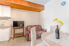 Ferienwohnung - Apartments Fidelis - Two Bedroom Apartment with Terrace and Garden View(7) - Ferienunterkunft in Okrug Gornji (4 Personen)