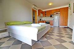 Ferienwohnung - Apartments Gusti - Studio Apartment with Terrace and Sea View - Ferienunterkunft in Drace (2 Personen)