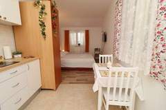 Ferienwohnung - Apartments Sergej-Standard Studio apartment with Terrace and Sea View ( Nataša ) - Ferienunterkunft in Drace (2 Personen)