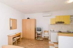 Ferienwohnung - Apartments Skurla - Studio Apartment with Terrace (A1 žuti ) - Ferienunterkunft in Saplunara (2 Personen)