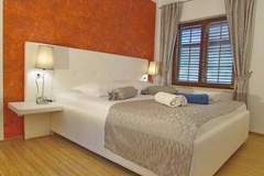 Ferienwohnung - Villa Mirosa-Quadruple Room with Terrace ( 1 ) - Ferienunterkunft in Saplunara (4 Personen)