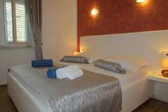Ferienwohnung - Villa Mirosa-Standard Double Room ( 2 ) - Ferienunterkunft in Saplunara (2 Personen)