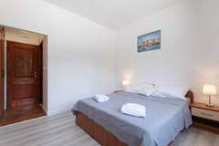 Ferienwohnung - Apartments Azzurro- Three Bedroom Apartment with Terrace and Hot Tub ( Azzurro I-donji) - Ferienunterkunft in Komolac (6 Personen)
