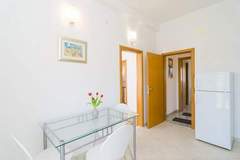 Ferienwohnung - Apartments & Rooms Barišić - Studio Apartment with Balcony and Garden View (Second Floor)-APT 13 - Ferienunterkunft in Kupari (2 Personen)